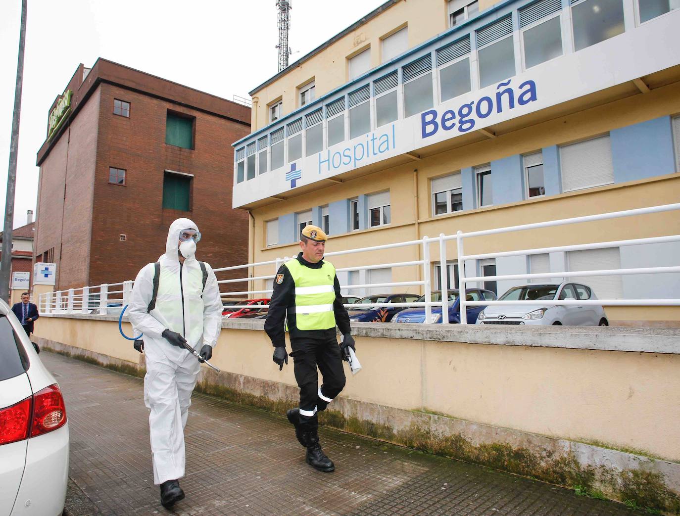 La Unidad Militar de Emergencias (UME) estuvo durante la mañana de este miércoles en el el Hospital de Cabueñes, el Hospital de Begoña y en el Sanatario Covadonga para desinfectar los entornos de los centros médicos con el objetivo de frenar la expansión del virus.