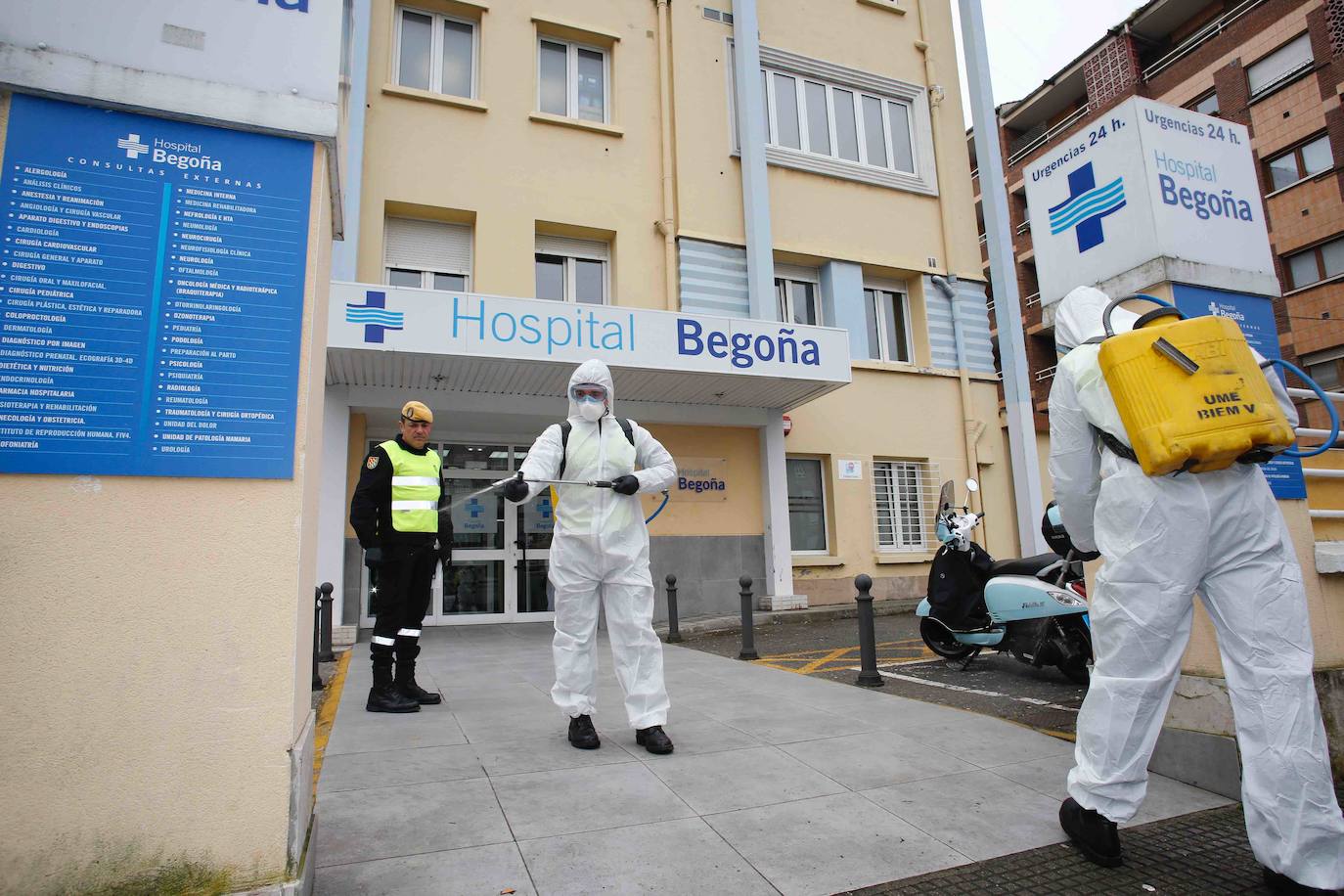 La Unidad Militar de Emergencias (UME) estuvo durante la mañana de este miércoles en el el Hospital de Cabueñes, el Hospital de Begoña y en el Sanatario Covadonga para desinfectar los entornos de los centros médicos con el objetivo de frenar la expansión del virus.