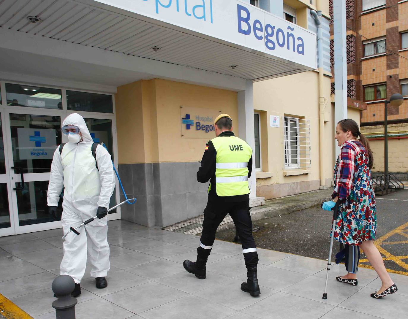 La Unidad Militar de Emergencias (UME) estuvo durante la mañana de este miércoles en el el Hospital de Cabueñes, el Hospital de Begoña y en el Sanatario Covadonga para desinfectar los entornos de los centros médicos con el objetivo de frenar la expansión del virus.