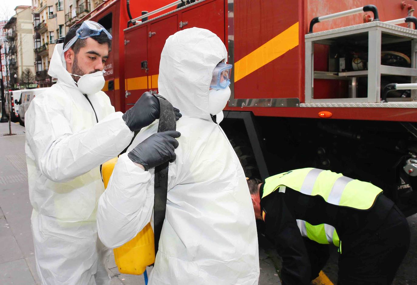 La Unidad Militar de Emergencias (UME) estuvo durante la mañana de este miércoles en el el Hospital de Cabueñes, el Hospital de Begoña y en el Sanatario Covadonga para desinfectar los entornos de los centros médicos con el objetivo de frenar la expansión del virus.