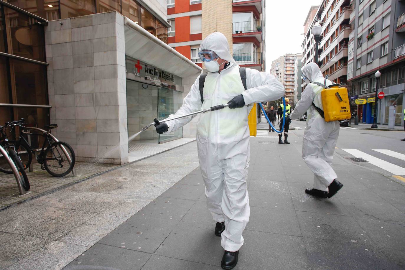 La Unidad Militar de Emergencias (UME) estuvo durante la mañana de este miércoles en el el Hospital de Cabueñes, el Hospital de Begoña y en el Sanatario Covadonga para desinfectar los entornos de los centros médicos con el objetivo de frenar la expansión del virus.