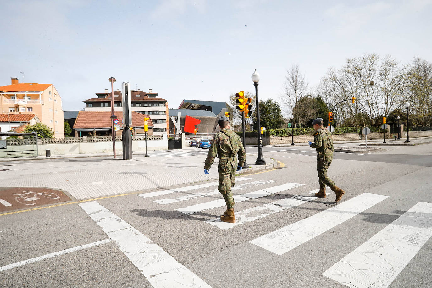 La Unidad Militar de Emergencias (UME) estuvo durante la mañana de este miércoles en el el Hospital de Cabueñes, el Hospital de Begoña y en el Sanatario Covadonga para desinfectar los entornos de los centros médicos con el objetivo de frenar la expansión del virus.