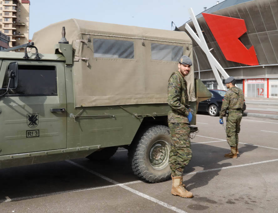 La Unidad Militar de Emergencias (UME) estuvo durante la mañana de este miércoles en el el Hospital de Cabueñes, el Hospital de Begoña y en el Sanatario Covadonga para desinfectar los entornos de los centros médicos con el objetivo de frenar la expansión del virus.