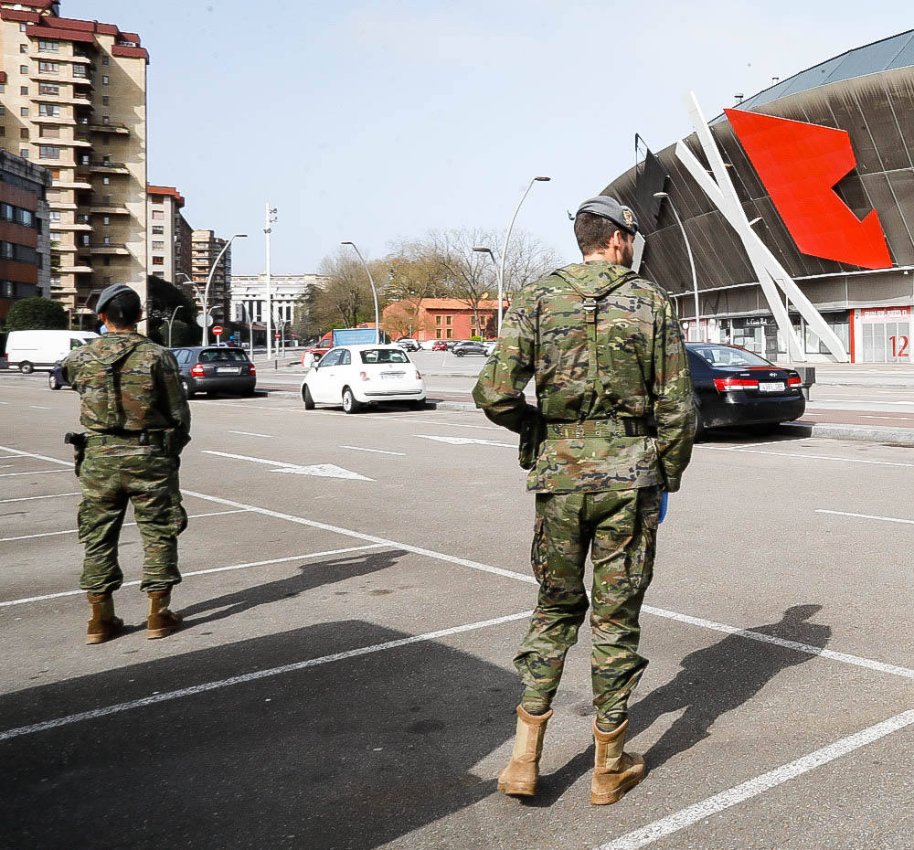 La Unidad Militar de Emergencias (UME) estuvo durante la mañana de este miércoles en el el Hospital de Cabueñes, el Hospital de Begoña y en el Sanatario Covadonga para desinfectar los entornos de los centros médicos con el objetivo de frenar la expansión del virus.