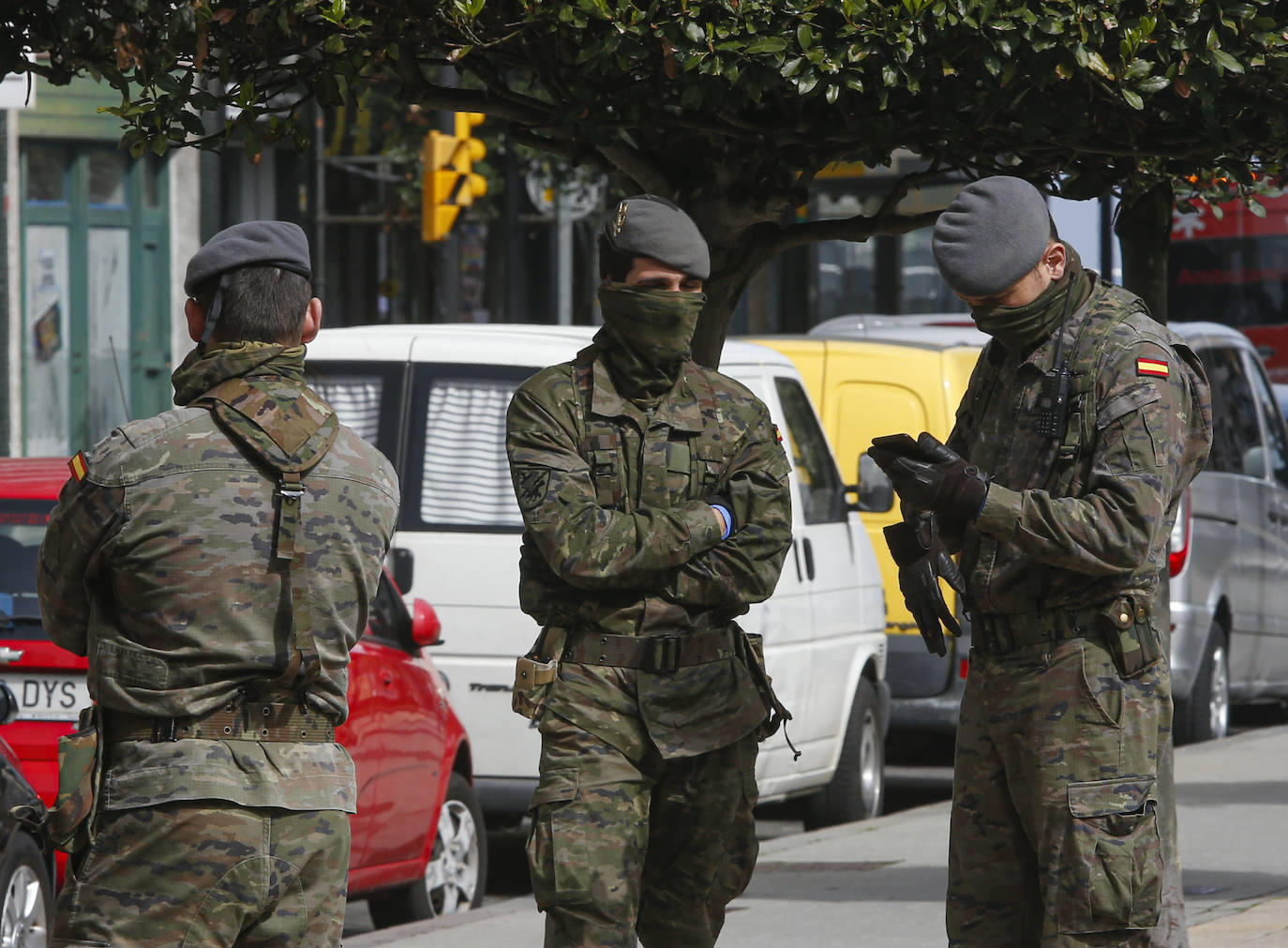 La Unidad Militar de Emergencias (UME) estuvo durante la mañana de este miércoles en el el Hospital de Cabueñes, el Hospital de Begoña y en el Sanatario Covadonga para desinfectar los entornos de los centros médicos con el objetivo de frenar la expansión del virus. El Ejército también estuvo en la zona de El Molinón y de la Plaza Mayor. 