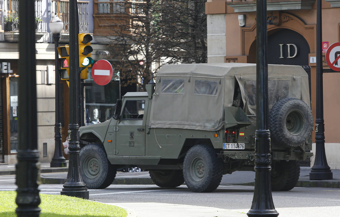 La Unidad Militar de Emergencias (UME) estuvo durante la mañana de este miércoles en el el Hospital de Cabueñes, el Hospital de Begoña y en el Sanatario Covadonga para desinfectar los entornos de los centros médicos con el objetivo de frenar la expansión del virus. El Ejército también estuvo en la zona de El Molinón y de la Plaza Mayor. 