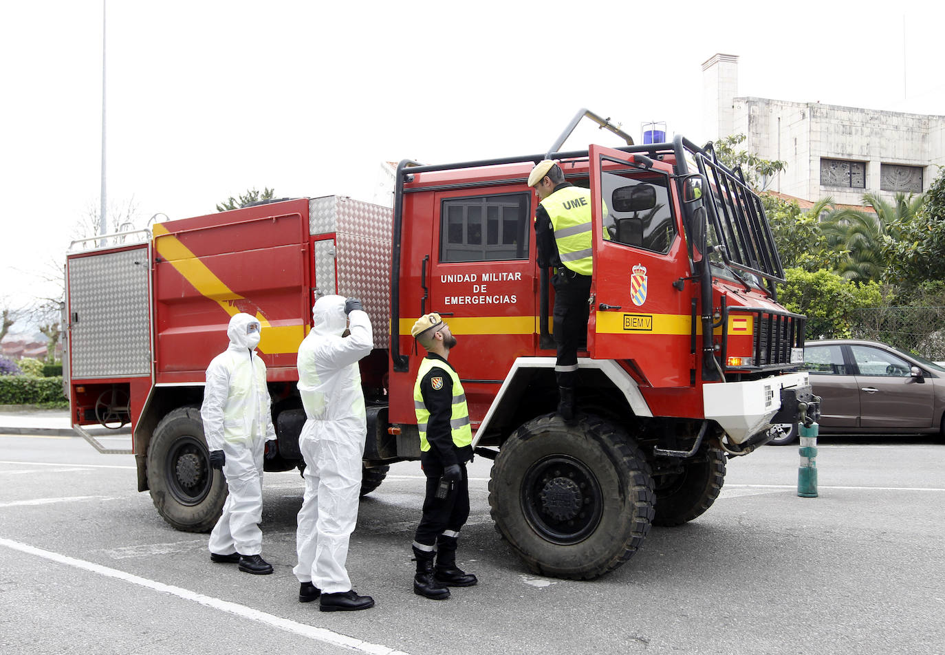 La Unidad Militar de Emergencias (UME) estuvo durante la mañana de este miércoles en el el Hospital de Cabueñes, el Hospital de Begoña y en el Sanatario Covadonga para desinfectar los entornos de los centros médicos con el objetivo de frenar la expansión del virus.