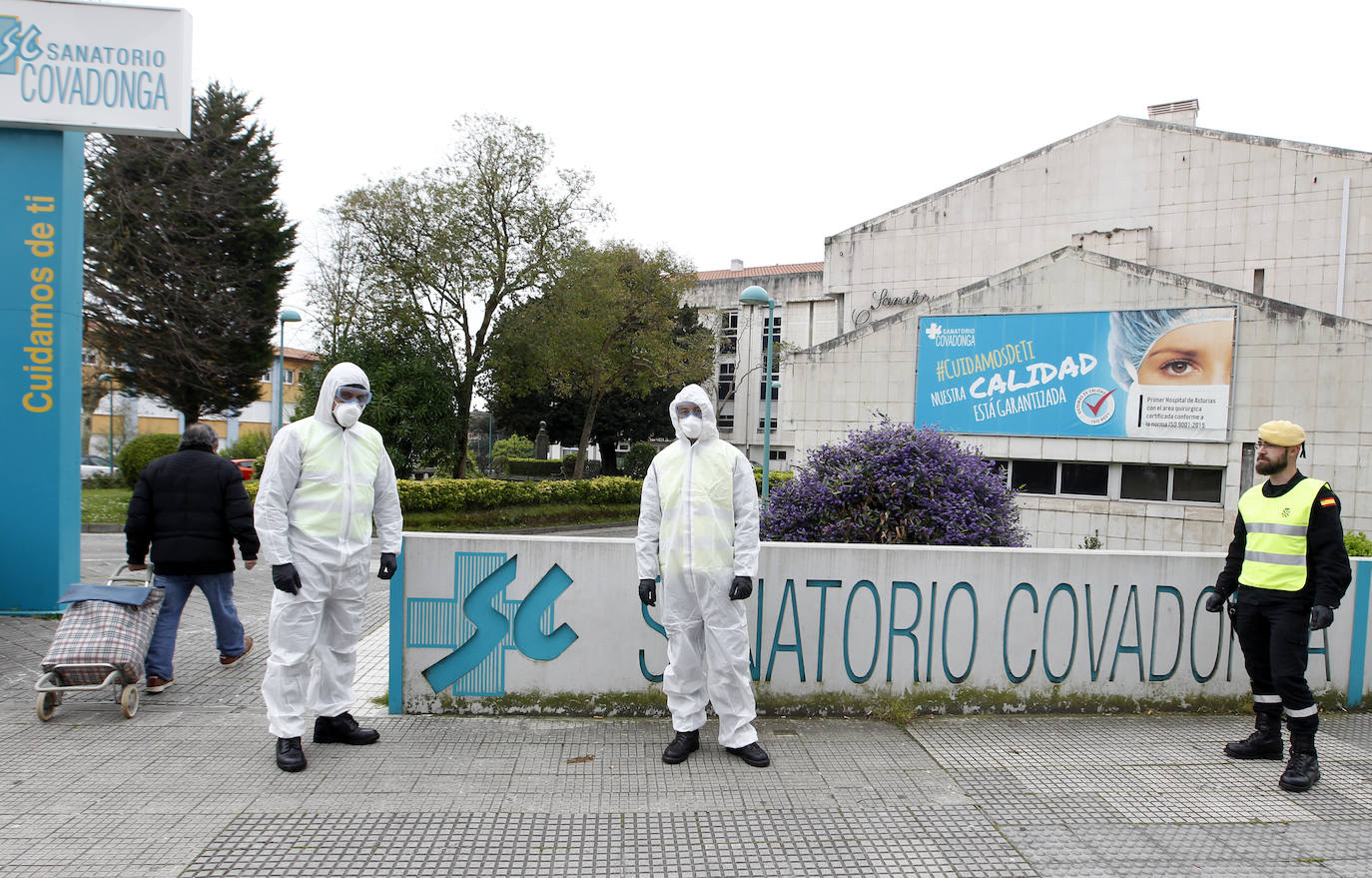 La Unidad Militar de Emergencias (UME) estuvo durante la mañana de este miércoles en el el Hospital de Cabueñes, el Hospital de Begoña y en el Sanatario Covadonga para desinfectar los entornos de los centros médicos con el objetivo de frenar la expansión del virus.