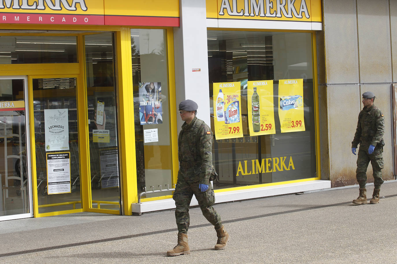 La Unidad Militar de Emergencias (UME) estuvo durante la mañana de este miércoles en el el Hospital de Cabueñes, el Hospital de Begoña y en el Sanatario Covadonga para desinfectar los entornos de los centros médicos con el objetivo de frenar la expansión del virus. El Ejército también estuvo en la zona de El Molinón y de la Plaza Mayor. 