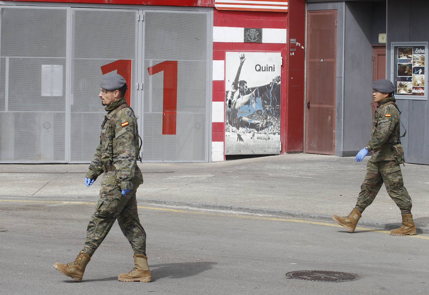 La Unidad Militar de Emergencias (UME) estuvo durante la mañana de este miércoles en el el Hospital de Cabueñes, el Hospital de Begoña y en el Sanatario Covadonga para desinfectar los entornos de los centros médicos con el objetivo de frenar la expansión del virus. El Ejército también estuvo en la zona de El Molinón y de la Plaza Mayor. 