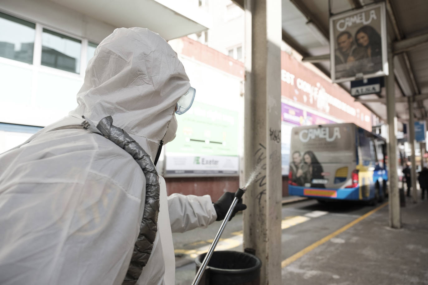 La Unidad Militar de Emergencias (UME) estuvo durante la mañana de este miércoles en el el Hospital de Cabueñes, el Hospital de Begoña y en el Sanatario Covadonga para desinfectar los entornos de los centros médicos con el objetivo de frenar la expansión del virus. El Ejército también estuvo en la zona de El Molinón y de la Plaza Mayor. 