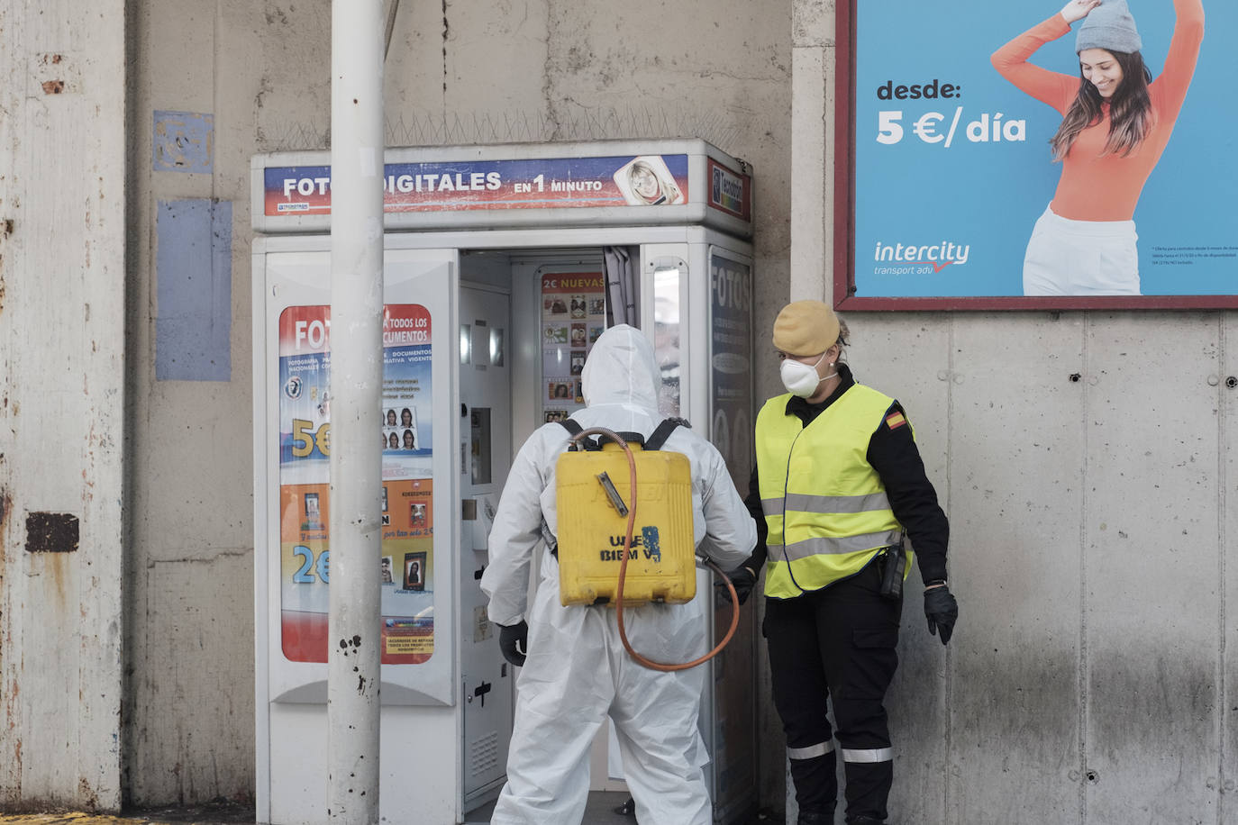 La Unidad Militar de Emergencias (UME) estuvo durante la mañana de este miércoles en el el Hospital de Cabueñes, el Hospital de Begoña y en el Sanatario Covadonga para desinfectar los entornos de los centros médicos con el objetivo de frenar la expansión del virus. El Ejército también estuvo en la zona de El Molinón y de la Plaza Mayor. 