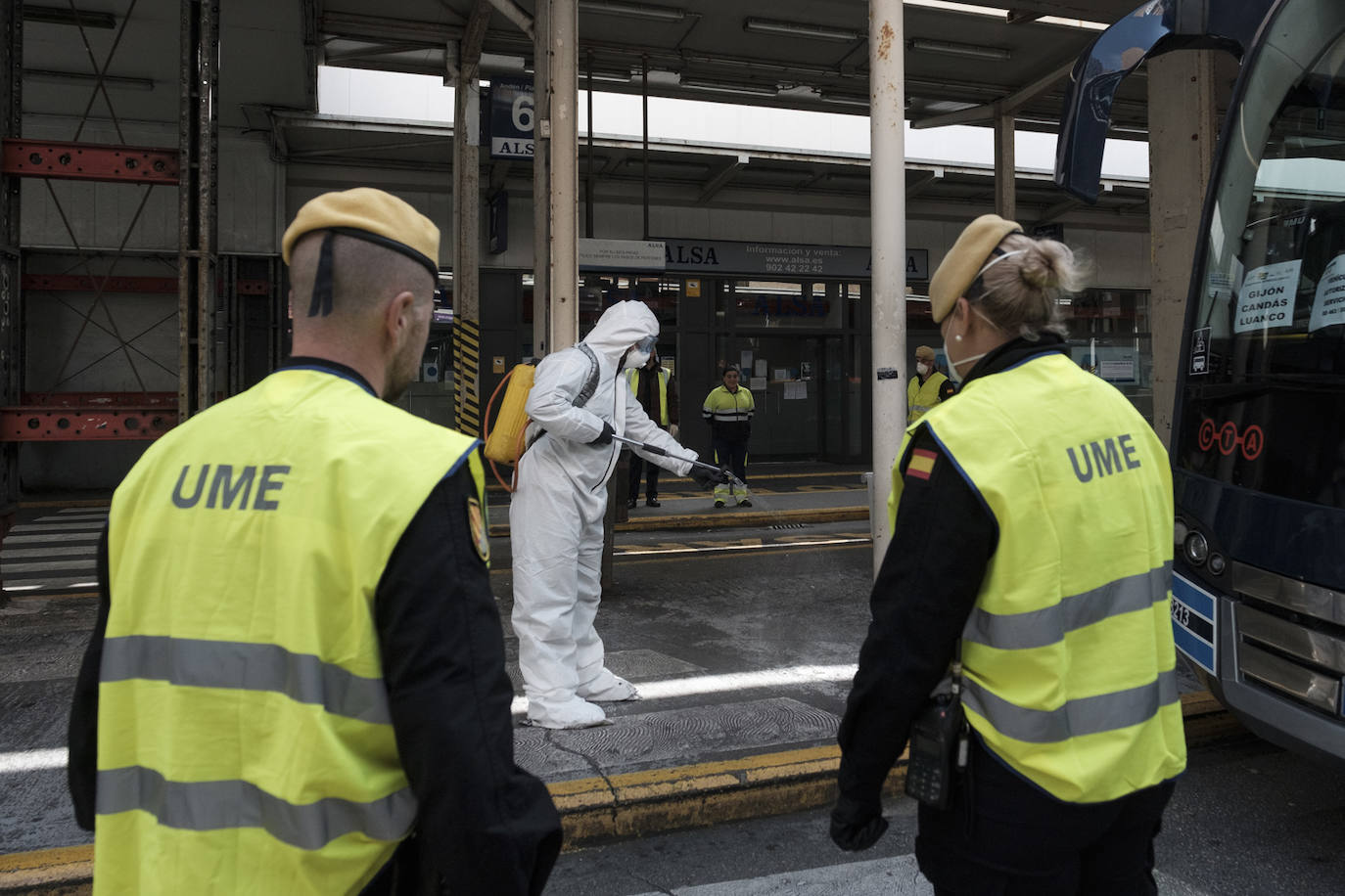 La Unidad Militar de Emergencias (UME) estuvo durante la mañana de este miércoles en el el Hospital de Cabueñes, el Hospital de Begoña y en el Sanatario Covadonga para desinfectar los entornos de los centros médicos con el objetivo de frenar la expansión del virus. El Ejército también estuvo en la zona de El Molinón y de la Plaza Mayor. 