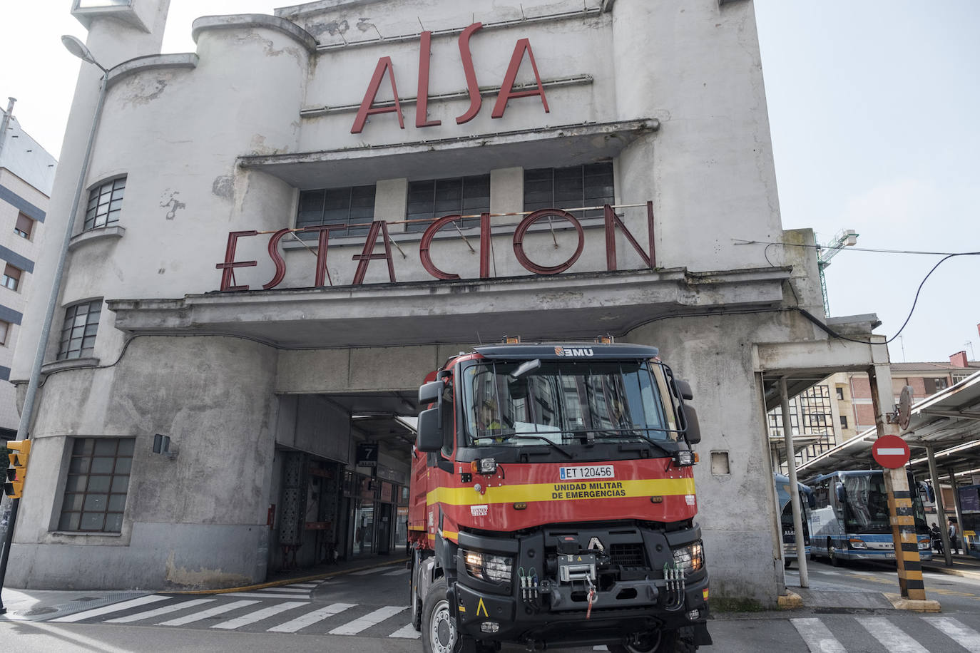 La Unidad Militar de Emergencias (UME) estuvo durante la mañana de este miércoles en el el Hospital de Cabueñes, el Hospital de Begoña y en el Sanatario Covadonga para desinfectar los entornos de los centros médicos con el objetivo de frenar la expansión del virus. El Ejército también estuvo en la zona de El Molinón y de la Plaza Mayor. 