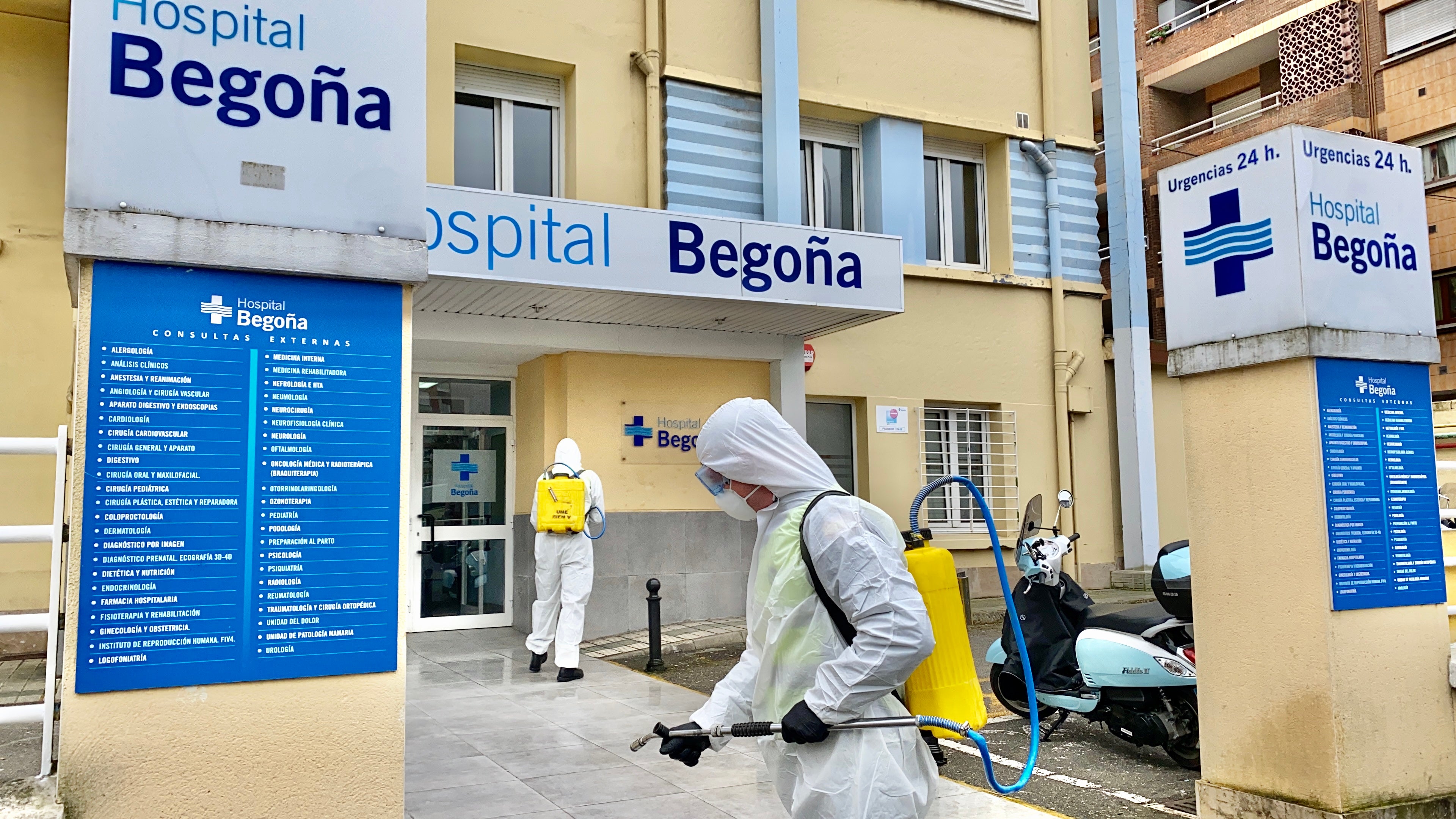 La Unidad Militar de Emergencias (UME) estuvo durante la mañana de este miércoles en el el Hospital de Cabueñes y en el Hospital de Begoña para desinfectar los entornos de los centros médicos con el objetivo de frenar la expansión del virus.