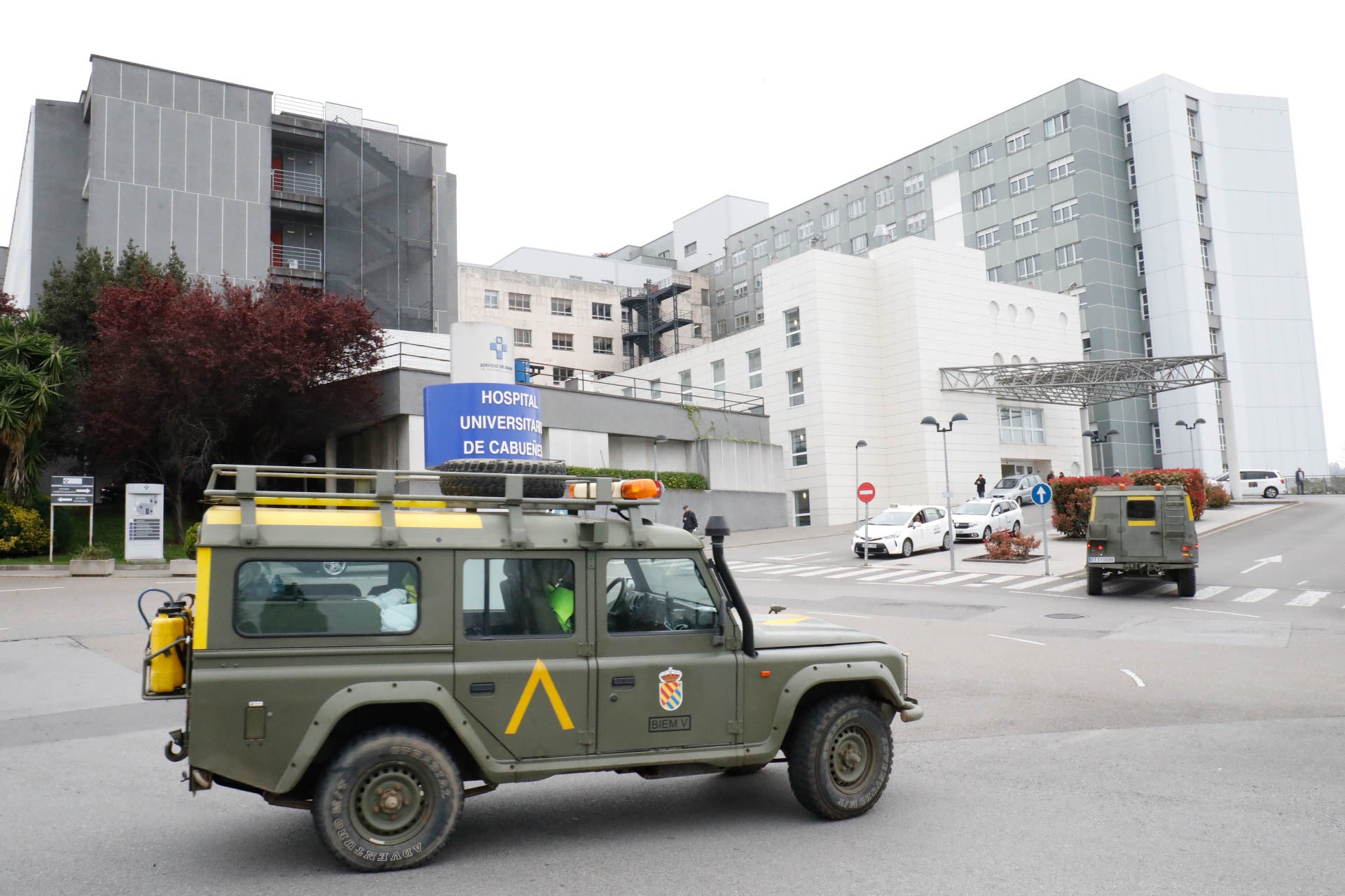 La Unidad Militar de Emergencias (UME) estuvo durante la mañana de este miércoles en el el Hospital de Cabueñes y en el Hospital de Begoña para desinfectar los entornos de los centros médicos con el objetivo de frenar la expansión del virus.