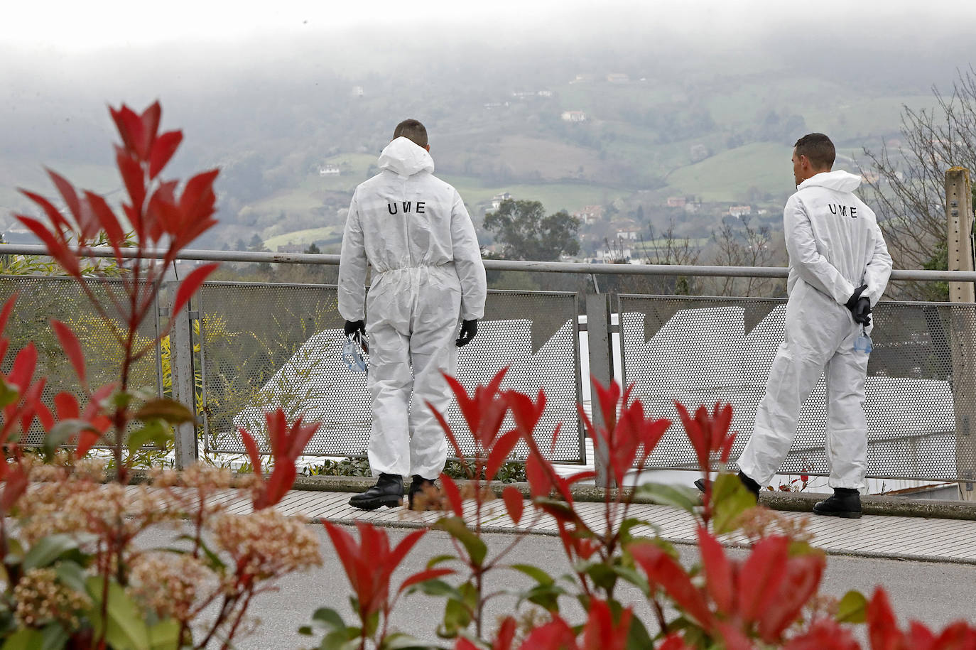 La Unidad Militar de Emergencias (UME) estuvo durante la mañana de este miércoles en el el Hospital de Cabueñes, el Hospital de Begoña y en el Sanatario Covadonga para desinfectar los entornos de los centros médicos con el objetivo de frenar la expansión del virus. El Ejército también estuvo en la zona de El Molinón y de la Plaza Mayor. 