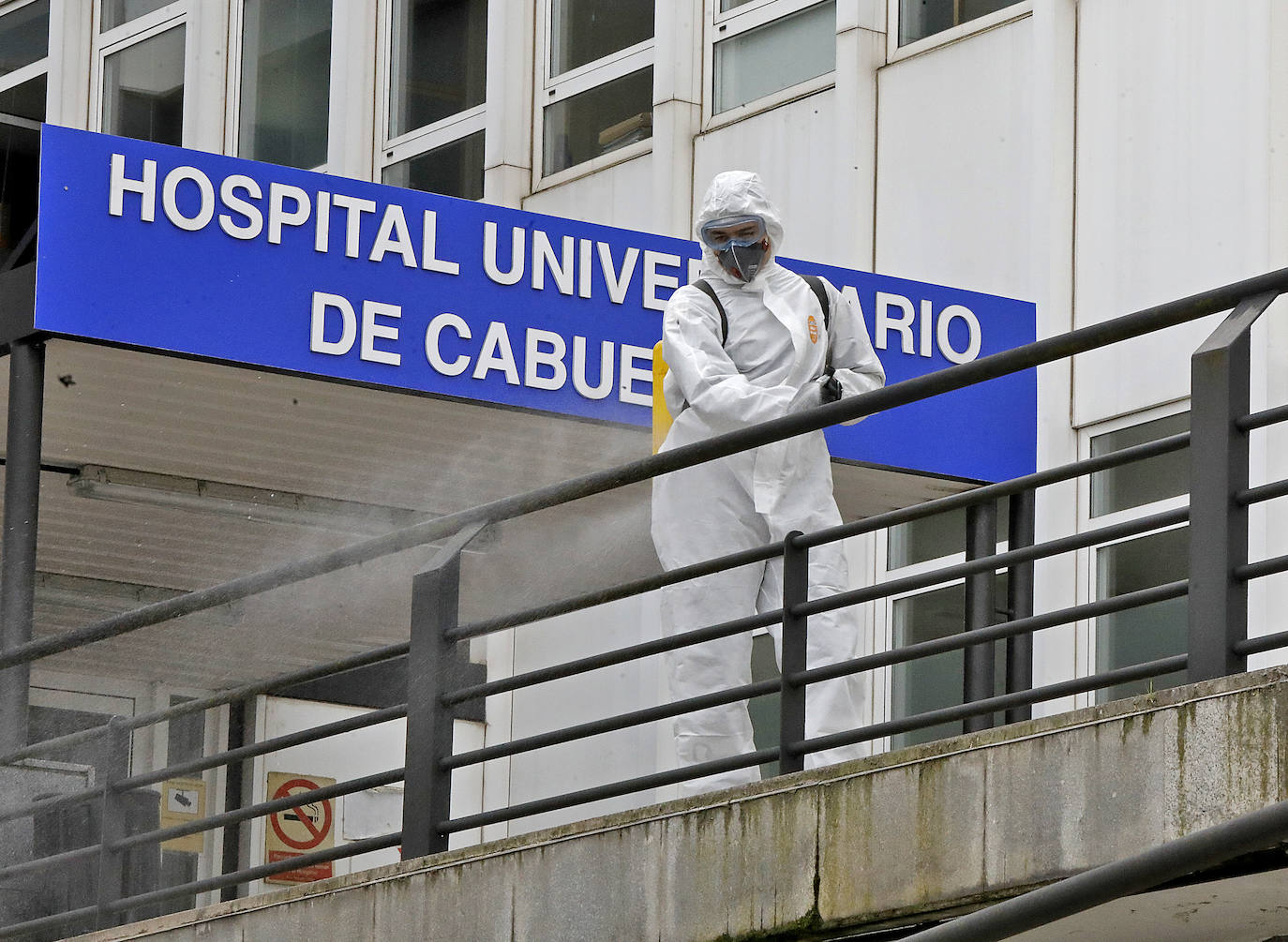 La Unidad Militar de Emergencias (UME) estuvo durante la mañana de este miércoles en el el Hospital de Cabueñes, el Hospital de Begoña y en el Sanatario Covadonga para desinfectar los entornos de los centros médicos con el objetivo de frenar la expansión del virus. El Ejército también estuvo en la zona de El Molinón y de la Plaza Mayor. 