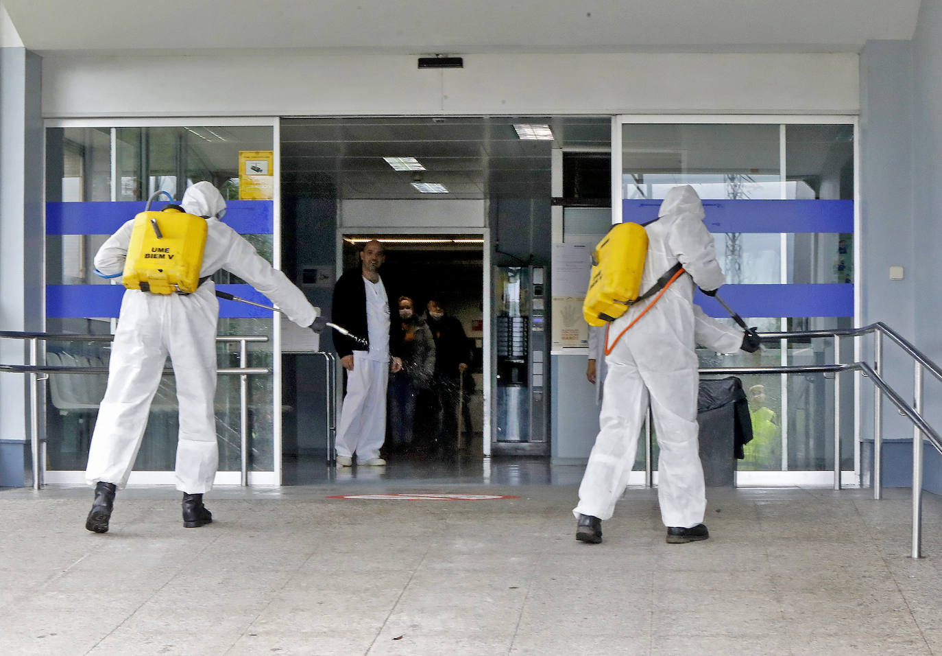 La Unidad Militar de Emergencias (UME) estuvo durante la mañana de este miércoles en el el Hospital de Cabueñes, el Hospital de Begoña y en el Sanatario Covadonga para desinfectar los entornos de los centros médicos con el objetivo de frenar la expansión del virus. El Ejército también estuvo en la zona de El Molinón y de la Plaza Mayor. 