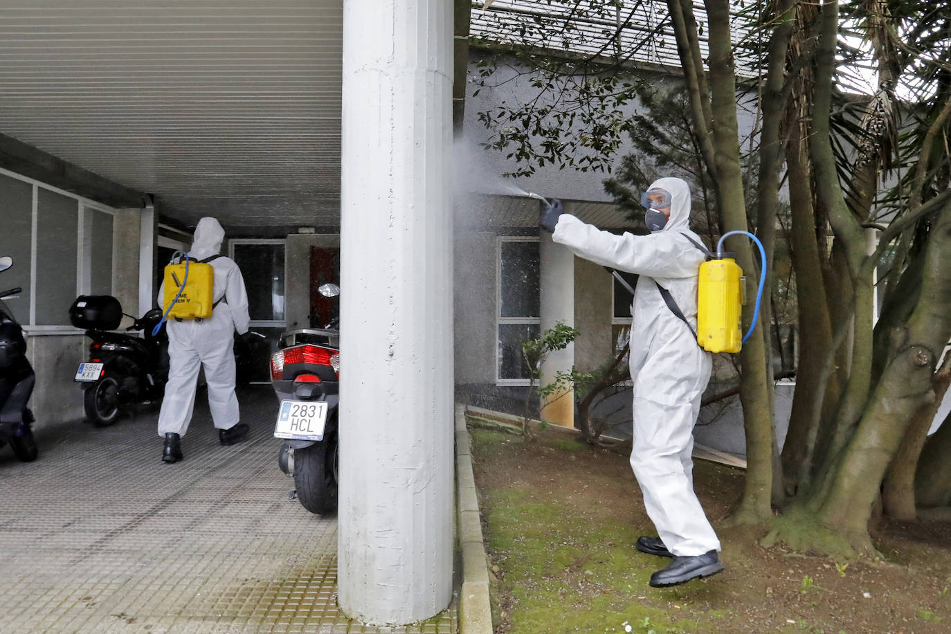 La Unidad Militar de Emergencias (UME) estuvo durante la mañana de este miércoles en el el Hospital de Cabueñes, el Hospital de Begoña y en el Sanatario Covadonga para desinfectar los entornos de los centros médicos con el objetivo de frenar la expansión del virus. El Ejército también estuvo en la zona de El Molinón y de la Plaza Mayor. 