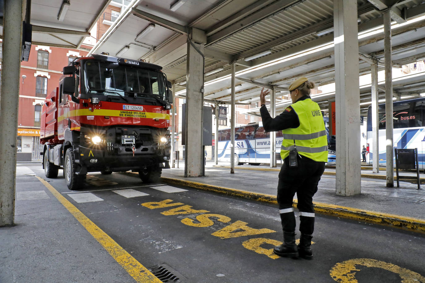 La Unidad Militar de Emergencias (UME) estuvo durante la mañana de este miércoles en el el Hospital de Cabueñes, el Hospital de Begoña y en el Sanatario Covadonga para desinfectar los entornos de los centros médicos con el objetivo de frenar la expansión del virus. El Ejército también estuvo en la zona de El Molinón y de la Plaza Mayor. 