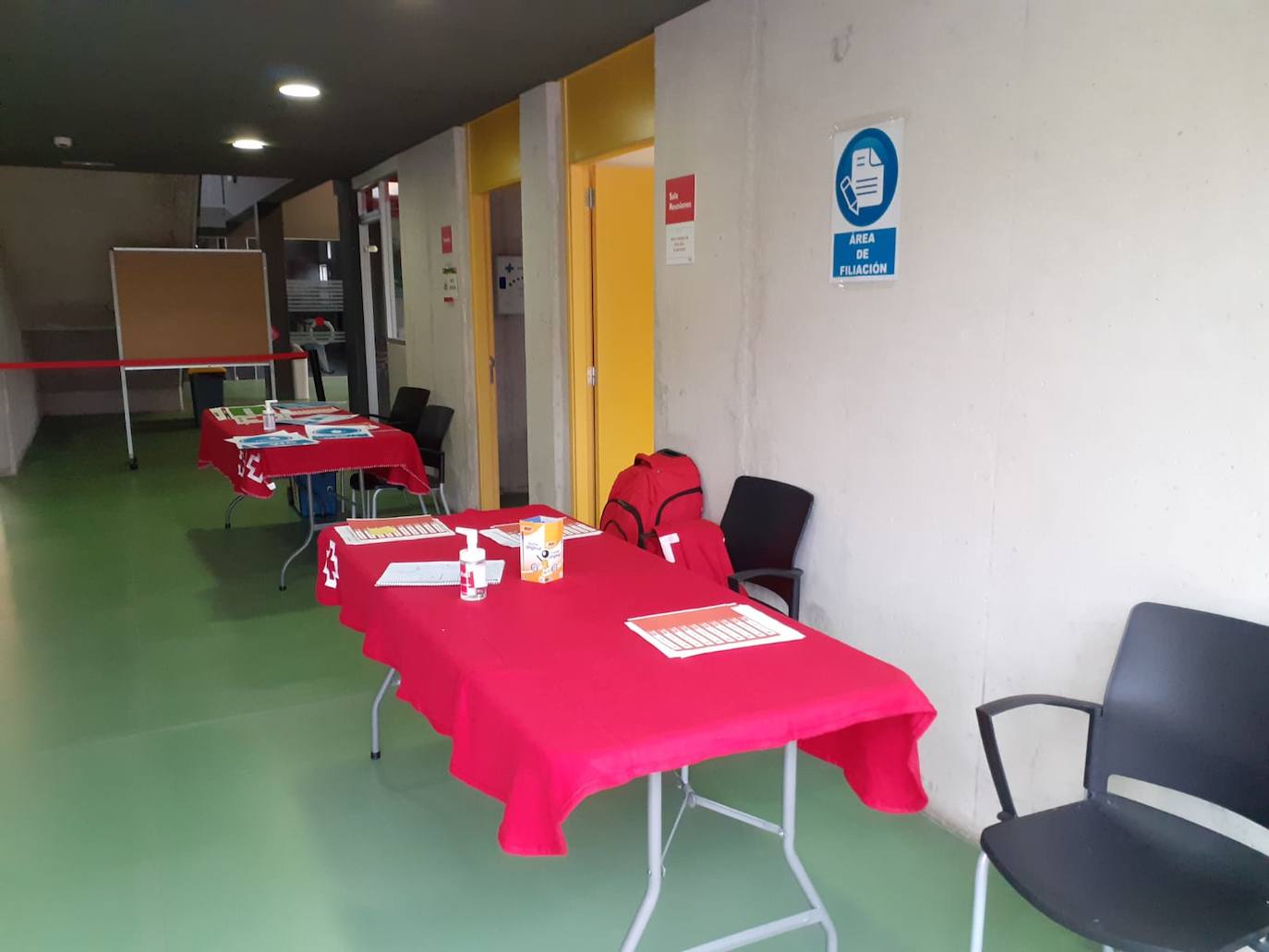 El Ayuntamiento de Gijón ha instalado cien camas en el pabellón deportivo de La Tejerona como alternativa de alojamiento para personas sin hogar durante la crisis del coronavirus. 