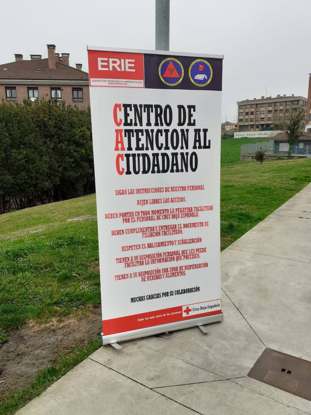 El Ayuntamiento de Gijón ha instalado cien camas en el pabellón deportivo de La Tejerona como alternativa de alojamiento para personas sin hogar durante la crisis del coronavirus. 