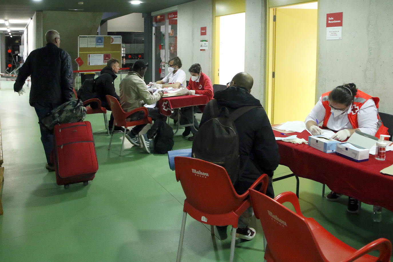 El Ayuntamiento de Gijón ha instalado cien camas en el pabellón deportivo de La Tejerona como alternativa de alojamiento para personas sin hogar durante la crisis del coronavirus. 