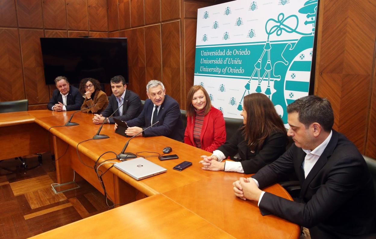 La Universidad anunció en enero que la Escuela Politécnica de Ingeniería había obtenido la certificación de calidad Audit. En el centro, el rector y el director de la EPI, Juan Carlos Campo. 