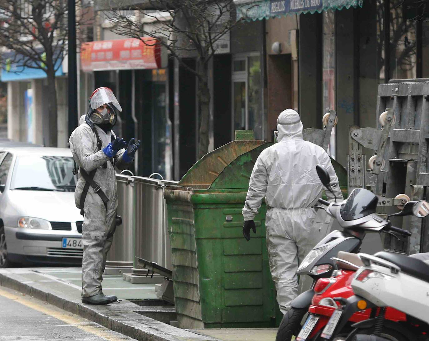 En el séptimo día de confinamiento, la mayoría de los asturianos ha respetado el Estado de Alarma, aunque los agentes de policía todavía siguen encontrando algún despistado. La mayor parte de los desplazamientos se realizan por motivos de trabajo o para realizar compras. 