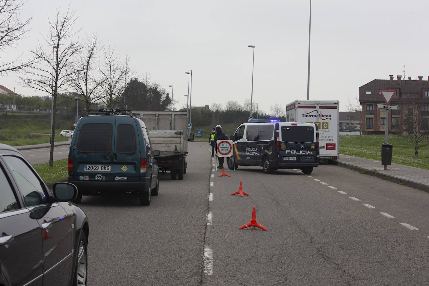 En el séptimo día de confinamiento, la mayoría de los asturianos ha respetado el Estado de Alarma, aunque los agentes de policía todavía siguen encontrando algún despistado. La mayor parte de los desplazamientos se realizan por motivos de trabajo o para realizar compras. 