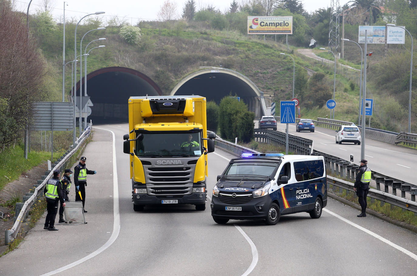 En el séptimo día de confinamiento, la mayoría de los asturianos ha respetado el Estado de Alarma, aunque los agentes de policía todavía siguen encontrando algún despistado. La mayor parte de los desplazamientos se realizan por motivos de trabajo o para realizar compras. 