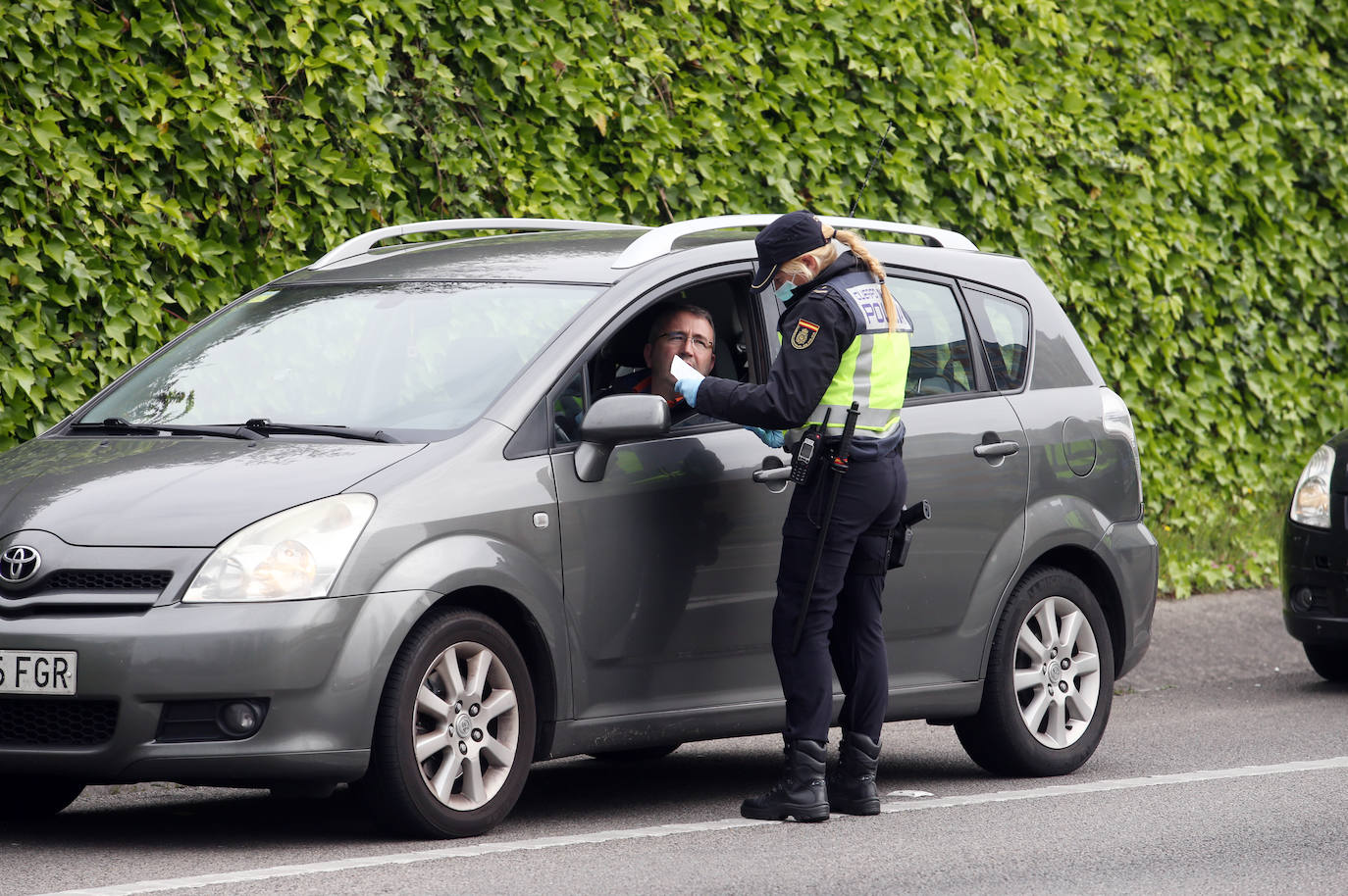 En el séptimo día de confinamiento, la mayoría de los asturianos ha respetado el Estado de Alarma, aunque los agentes de policía todavía siguen encontrando algún despistado. La mayor parte de los desplazamientos se realizan por motivos de trabajo o para realizar compras. 