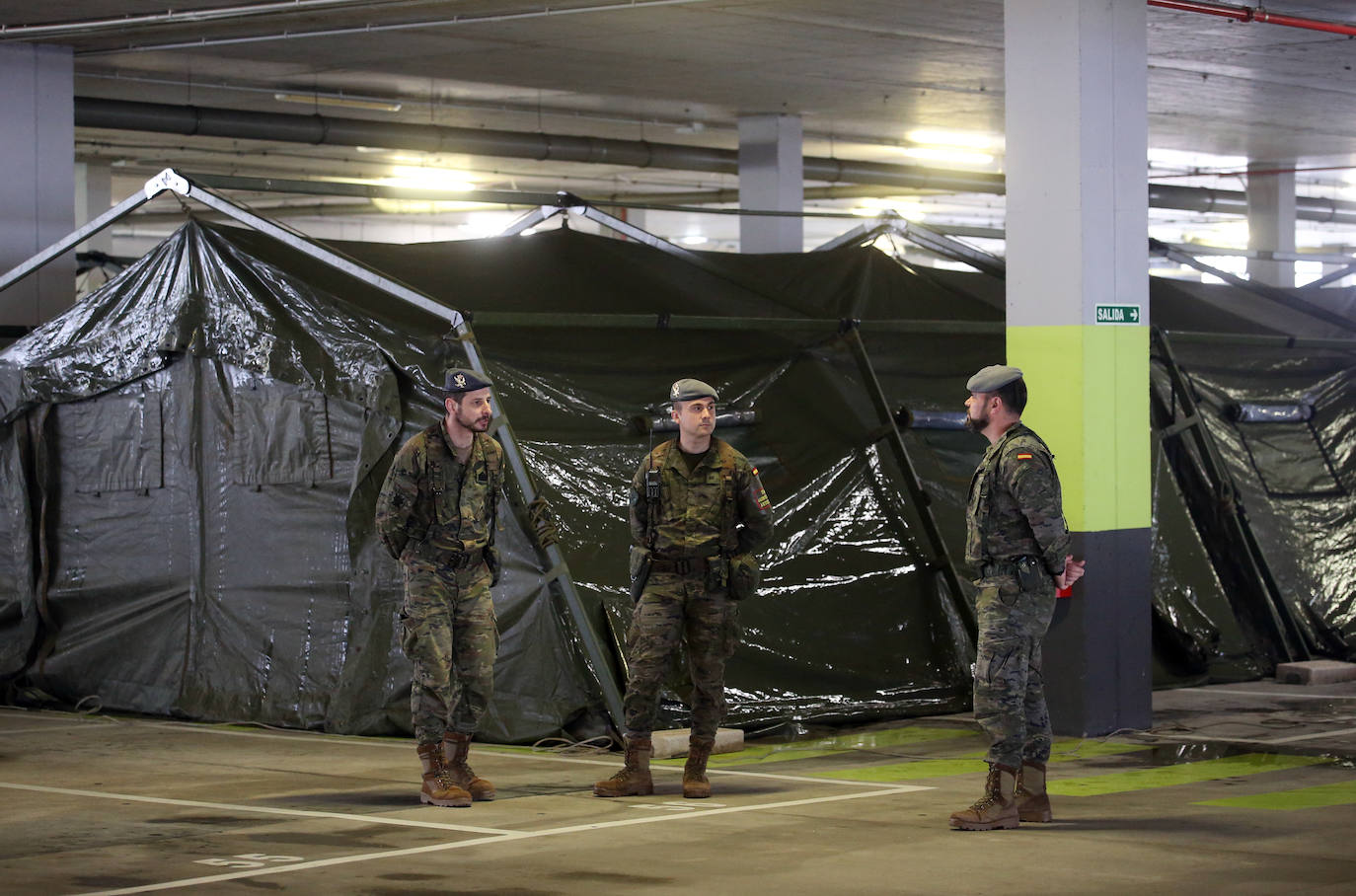 En el séptimo día de confinamiento, la mayoría de los asturianos ha respetado el Estado de Alarma, aunque los agentes de policía todavía siguen encontrando algún despistado. La mayor parte de los desplazamientos se realizan por motivos de trabajo o para realizar compras. 