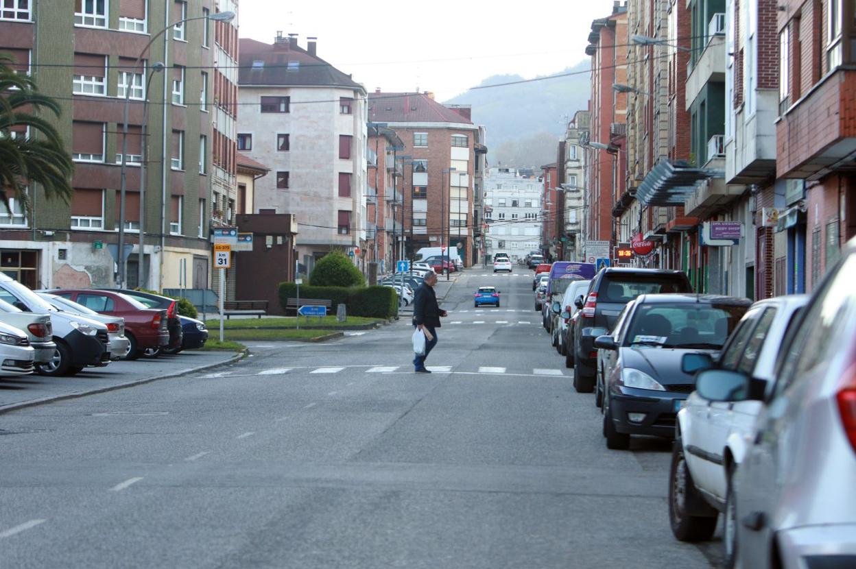 Calle Hermanos Granda de Pola de Lena, una de las afectadas por la futura zona azul. 