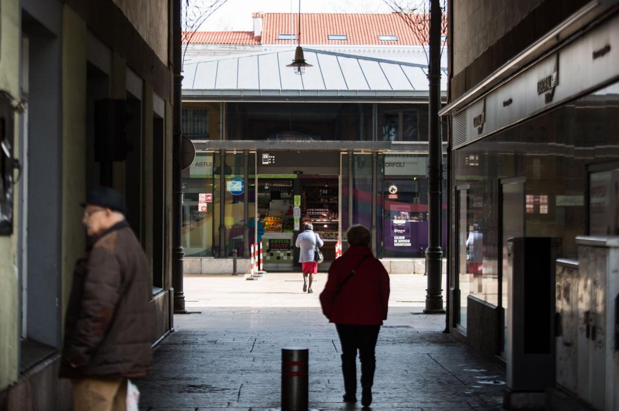 A los establecimientos de la plaza de abastos solo pueden entrar quince personas a la vez. 