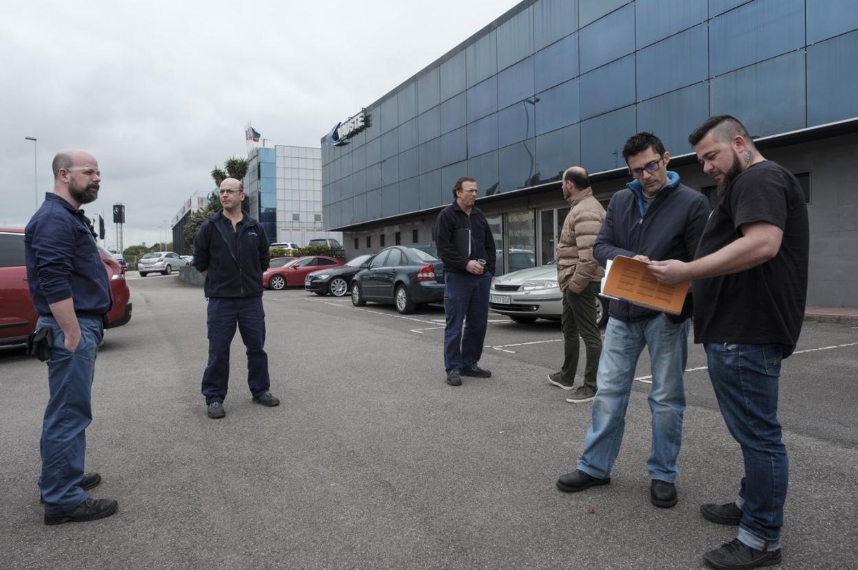 Miembros del comité de empresa de Vauste, tras su negociación de la aplicación de un ERTE. 