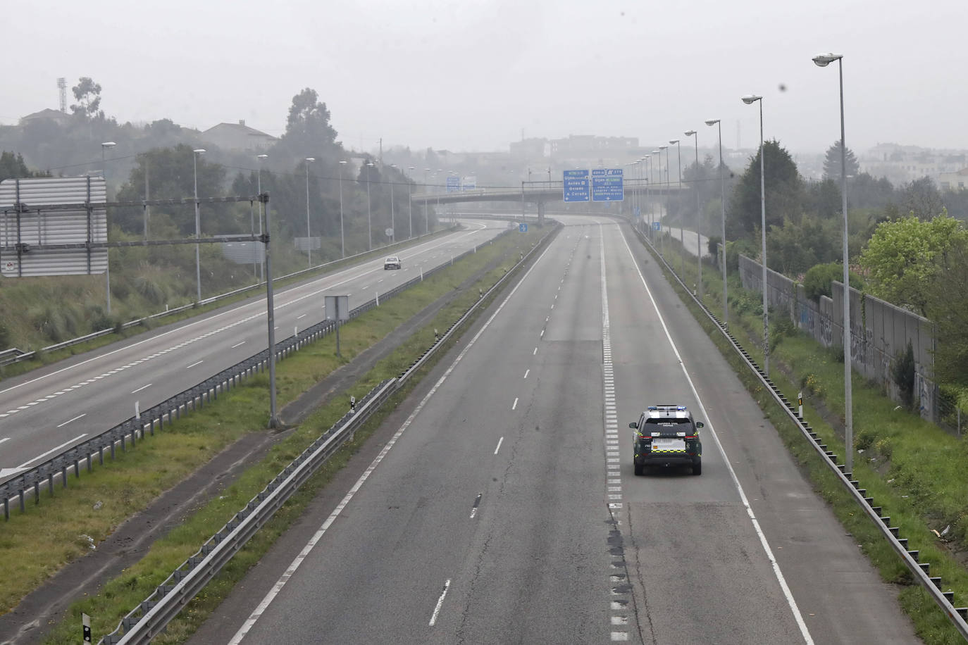 Las restricciones de circulación a raíz del Estado de Alarma son muy específicas: solo se puede salir por los motivos autorizados y el conductor no puede ir acompañado. Las Fuerzas y Cuerpos de Seguridad del Estado han realizado controles durante esta sábado para asegurarse del cumplimiento de las normas. 