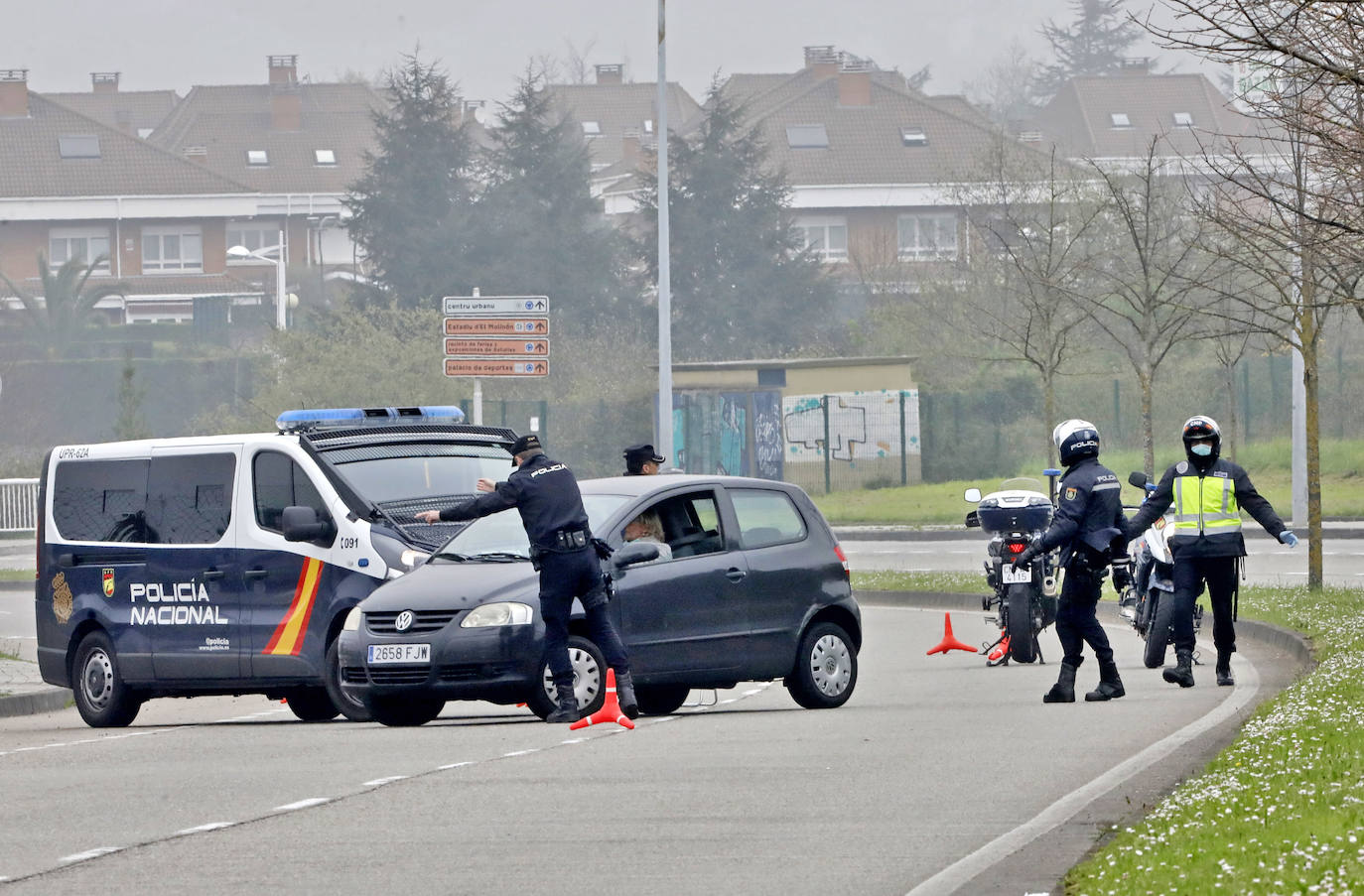 Las restricciones de circulación a raíz del Estado de Alarma son muy específicas: solo se puede salir por los motivos autorizados y el conductor no puede ir acompañado. Las Fuerzas y Cuerpos de Seguridad del Estado han realizado controles durante esta sábado para asegurarse del cumplimiento de las normas. 