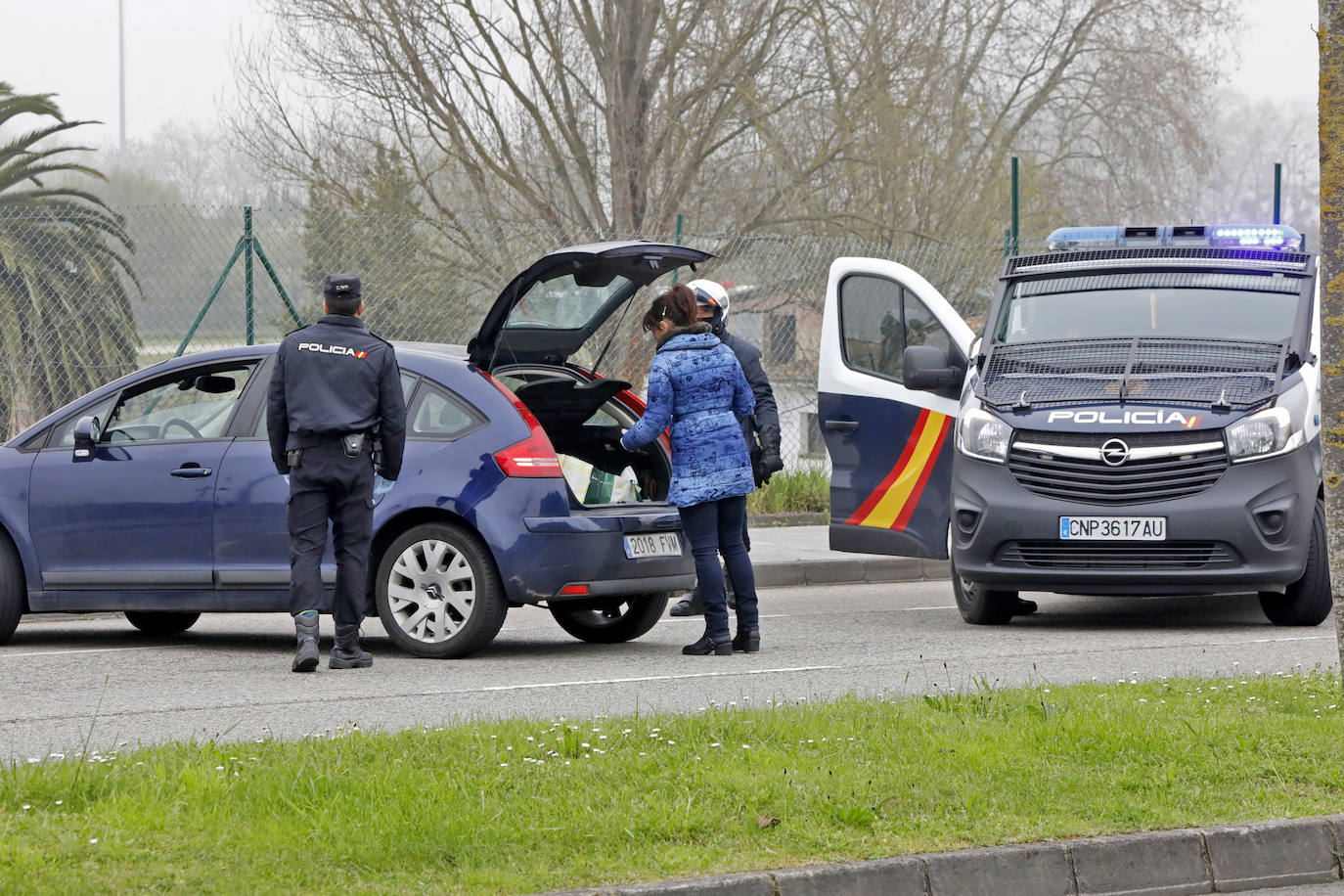 Las restricciones de circulación a raíz del Estado de Alarma son muy específicas: solo se puede salir por los motivos autorizados y el conductor no puede ir acompañado. Las Fuerzas y Cuerpos de Seguridad del Estado han realizado controles durante esta sábado para asegurarse del cumplimiento de las normas. 