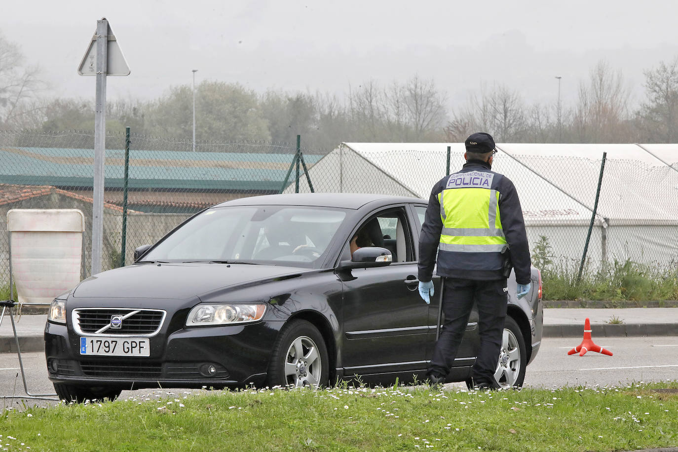 Las restricciones de circulación a raíz del Estado de Alarma son muy específicas: solo se puede salir por los motivos autorizados y el conductor no puede ir acompañado. Las Fuerzas y Cuerpos de Seguridad del Estado han realizado controles durante esta sábado para asegurarse del cumplimiento de las normas. 