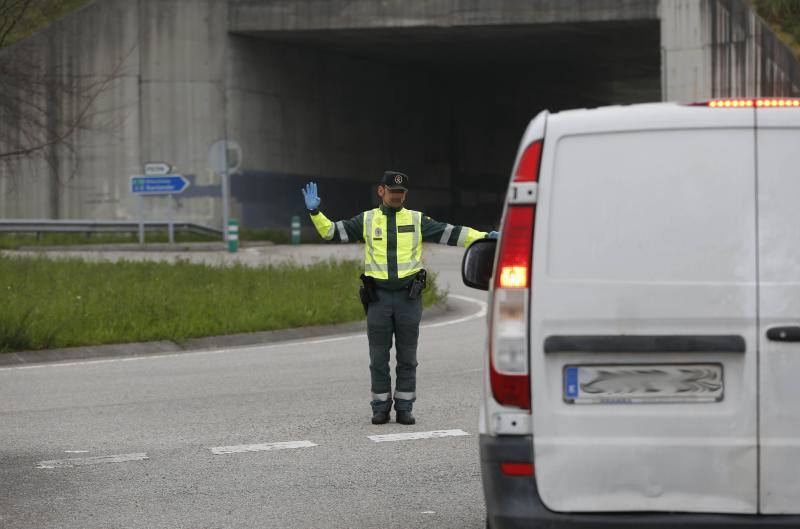 Las restricciones de circulación a raíz del Estado de Alarma son muy específicas: solo se puede salir por los motivos autorizados y el conductor no puede ir acompañado. Las Fuerzas y Cuerpos de Seguridad del Estado han realizado controles durante esta sábado para asegurarse del cumplimiento de las normas. 