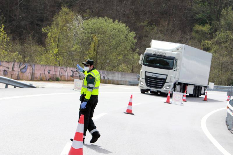 Las restricciones de circulación a raíz del Estado de Alarma son muy específicas: solo se puede salir por los motivos autorizados y el conductor no puede ir acompañado. Las Fuerzas y Cuerpos de Seguridad del Estado han realizado controles durante esta sábado para asegurarse del cumplimiento de las normas. 