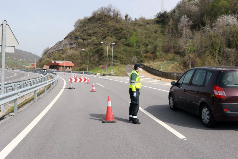 Las restricciones de circulación a raíz del Estado de Alarma son muy específicas: solo se puede salir por los motivos autorizados y el conductor no puede ir acompañado. Las Fuerzas y Cuerpos de Seguridad del Estado han realizado controles durante esta sábado para asegurarse del cumplimiento de las normas. 