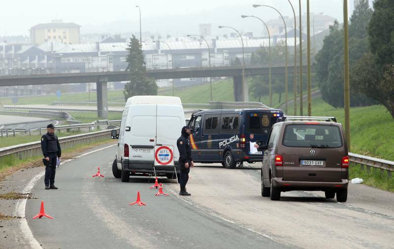 Las restricciones de circulación a raíz del Estado de Alarma son muy específicas: solo se puede salir por los motivos autorizados y el conductor no puede ir acompañado. Las Fuerzas y Cuerpos de Seguridad del Estado han realizado controles durante esta sábado para asegurarse del cumplimiento de las normas. 