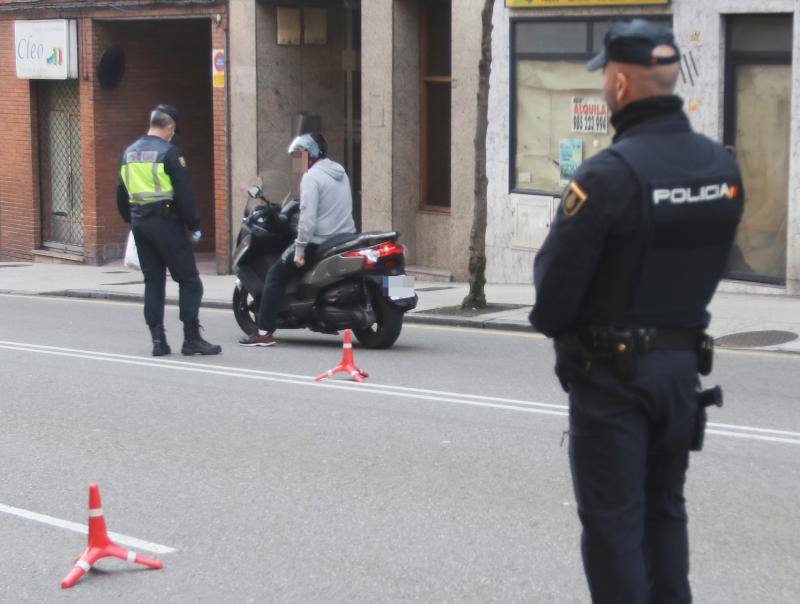 Las restricciones de circulación a raíz del Estado de Alarma son muy específicas: solo se puede salir por los motivos autorizados y el conductor no puede ir acompañado. Las Fuerzas y Cuerpos de Seguridad del Estado han realizado controles durante esta sábado para asegurarse del cumplimiento de las normas. 