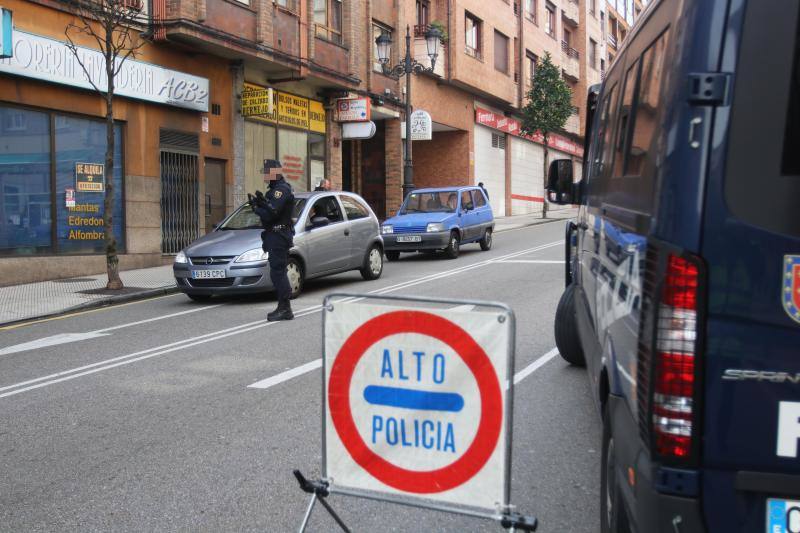 Las restricciones de circulación a raíz del Estado de Alarma son muy específicas: solo se puede salir por los motivos autorizados y el conductor no puede ir acompañado. Las Fuerzas y Cuerpos de Seguridad del Estado han realizado controles durante esta sábado para asegurarse del cumplimiento de las normas. 