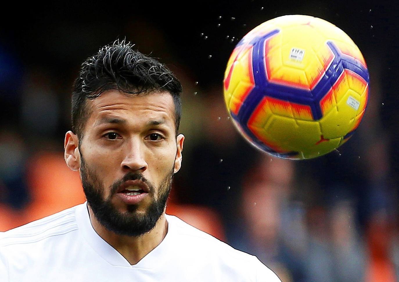 Ezequiel Garay | El jugador del Valencia CF fue el primer futbolista de la Liga en anunciar su contagio por coronavirus. Garay se encuentra aislado en su casa. Hay más plantilla del equipo de Celades contagiada, entre ellos Mangala y Gayà.