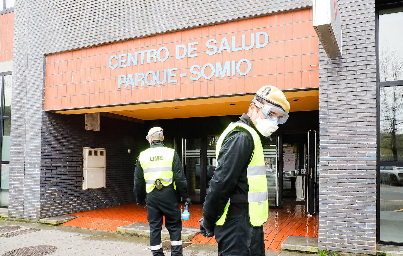 Noventa miembros de la Unidad Militar de Emergencias (UME) centran sus esfuerzos este sábado en la desinfección y limpieza de varios centros de salud de Asturias para prevenir la expansión del coroavirus. 