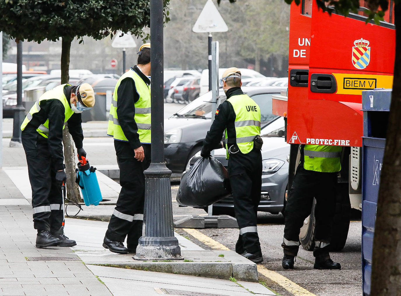 Noventa miembros de la Unidad Militar de Emergencias (UME) centran sus esfuerzos este sábado en la desinfección y limpieza de varios centros de salud de Asturias para prevenir la expansión del coroavirus. 